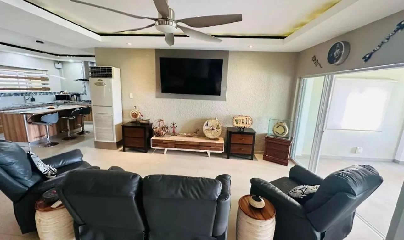 Vila Elevated 4 Bedroom Home Dauis