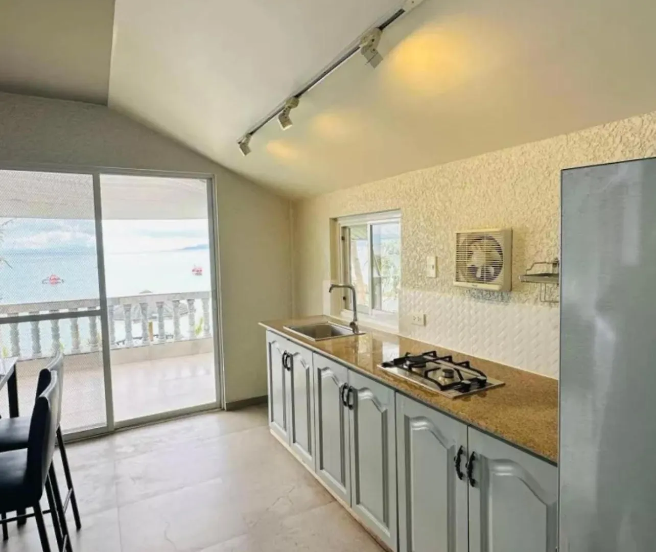 Vila Elevated 4 Bedroom Home Dauis