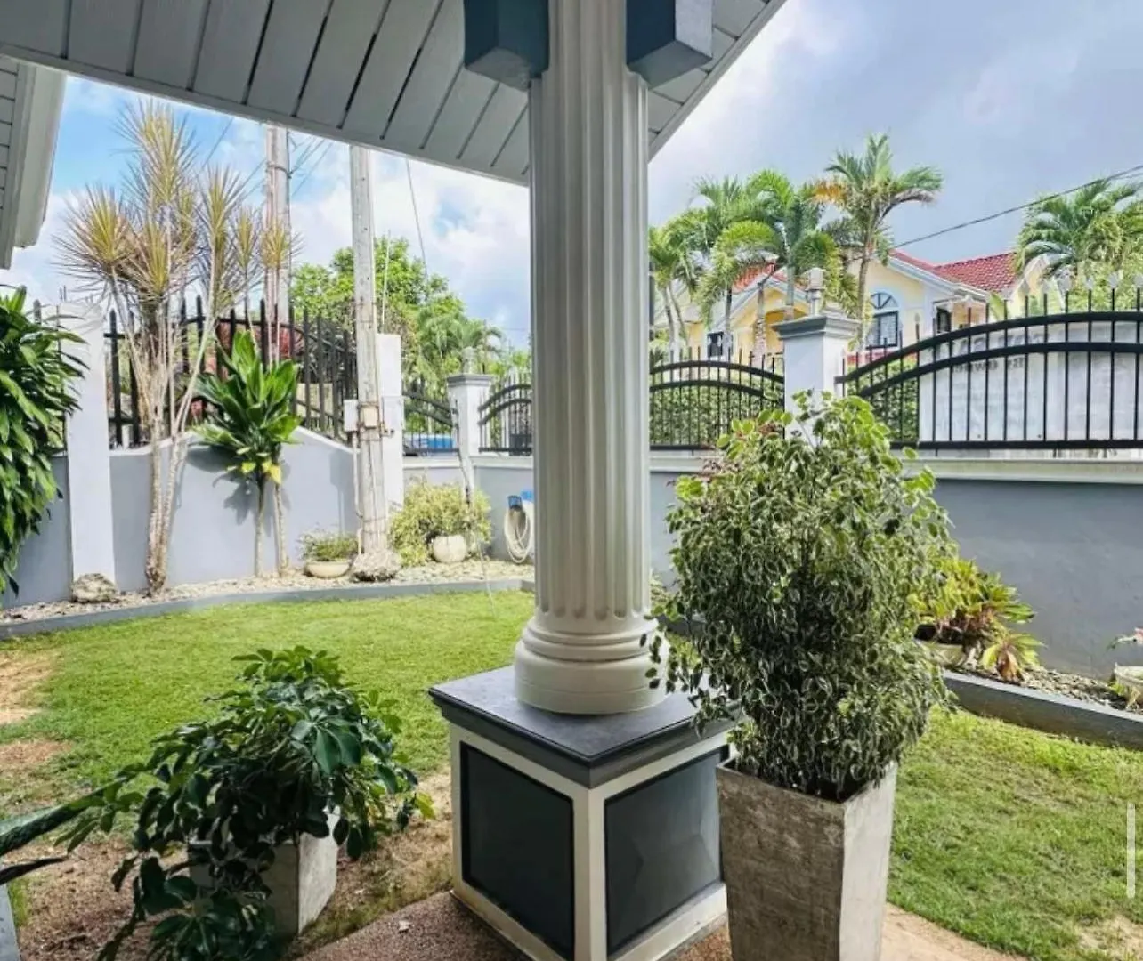 Elevated 4 Bedroom Home Dauis 0*,